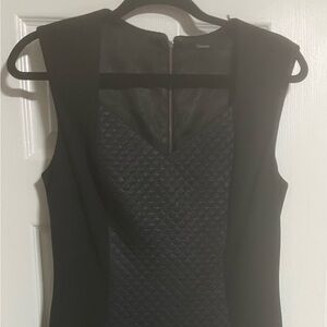Preowned TAHARI BLACK SLEEVELESS DRESS 
TAG IS REMOVED FITS size 8